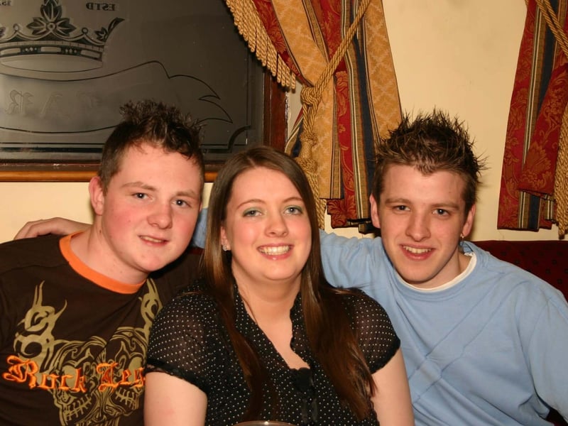 Gavan, Siobhan and Aaron enjoying the party in the Abercorn. 4165/dd : Parties and celebrations June 2006: Shannon Doherty.