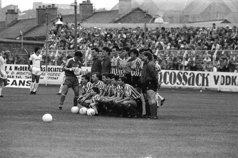 Derry City line up for the team photo.