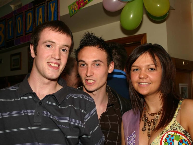 Shannon with brother Shane and Jeff enjoying the party. 4169/dd : Parties and celebrations June 2006: Shannon Doherty.