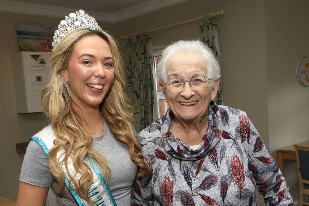 International United Miss Ireland Beth McConomy with Rosemary at Oakleaves Care Centre. (Photo - Tom Heaney, nwpresspics)