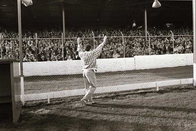 Aleksandar Krstić salutes the Brandywell faithful.