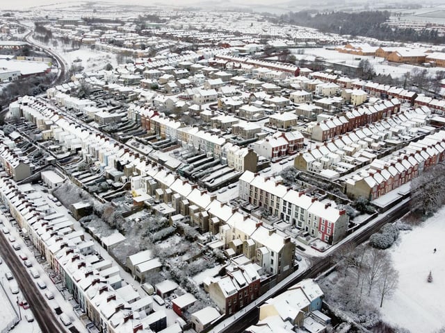 A covering of snow falls across Derry / Londonderry.Met Office issues weather warning for ice and snow in Northern Ireland.Photo Lorcan Doherty / PressEye