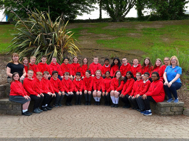 Mrs Haggart’s (on the left) P7 leavers class at Lisnagelvin Primary School. Included in the photo is classroom assistant Mrs Cammack. Photo: George Sweeney. DER2321GS – 110