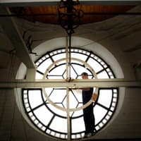 Clocks ‘fall’ back one hour at 2am on Sunday morning