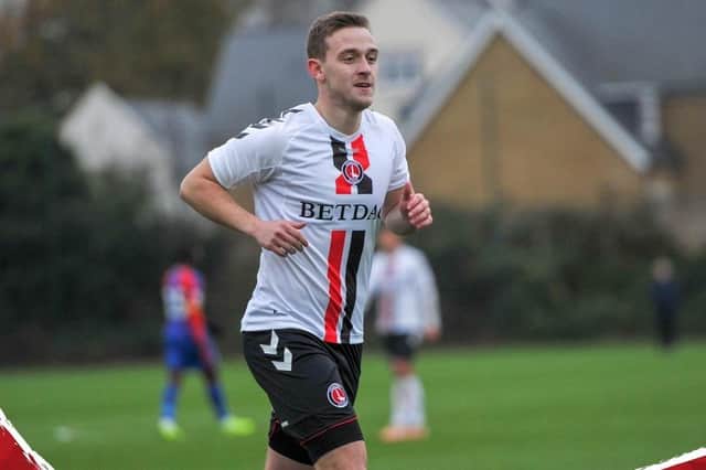 Ex-Charlton striker Mikhail Kennedy has signed for Institute from Crusaders.