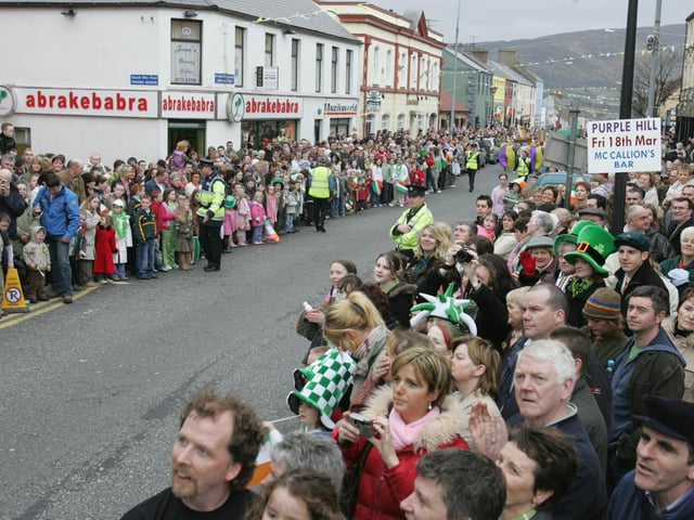 The large crowd at Buncrana on Thursday. (1803C37) : St Patrick's Day Buncrana 2005.