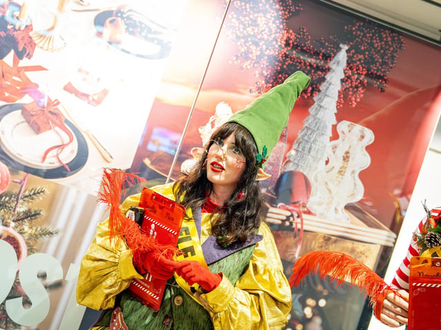 Derry, Northern Ireland. 7 November 2025. Performers entertain shoppers at Foyleside Shopping Centre ahead of Santa’s grand entrance during the Christmas celebrations. Credit: Aodhan Roberts. : Joyous scenes as Santa arrives at Foyleside Shopping Centre and the festive lights are turned on. Photos: Aodhán Roberts.