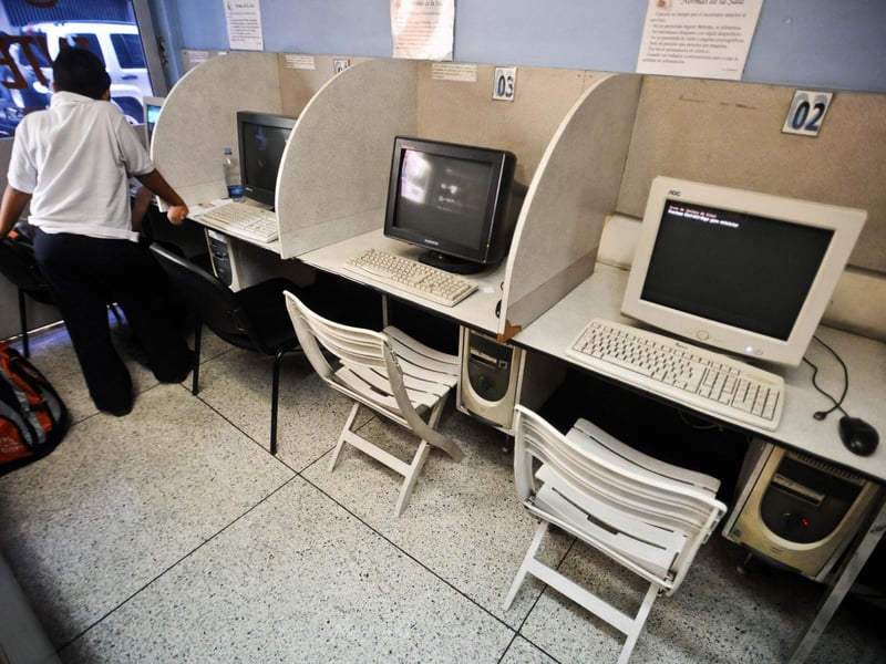 A cybercafe in Caracas, March 17, 2010. AFP PHOTO/Miguel Gutierrez (Photo credit should read MIGUEL GUTIERREZ/AFP via Getty Images)