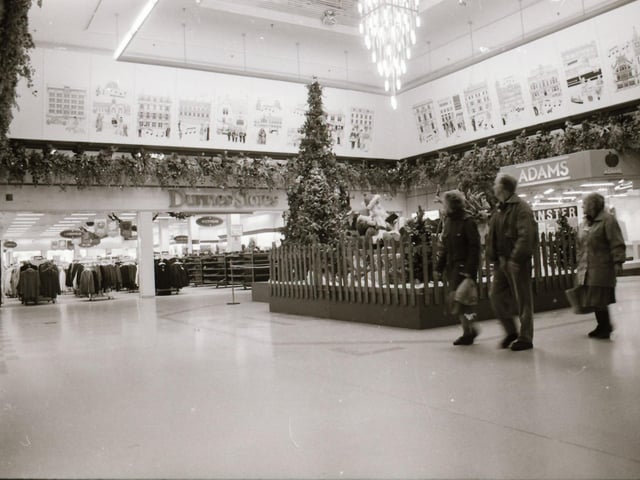 Scenes from around the popular shopping areas of Derry in the run up to Christmas back in 1995.