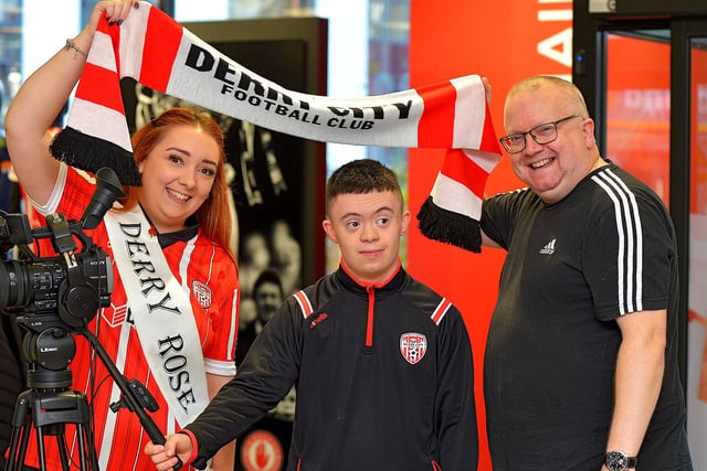 Kevin Morrison recorded good luck video message for the Derry City team at O’Neill’s Sports store, on Saturday afternoon, ahead of their Extra.ie FAI Cup final against Shelbourne. Included in the picture are Derry City’s number one fan Adam Morrison and Derry Rose Aine Morrison. DER2244GS – 94