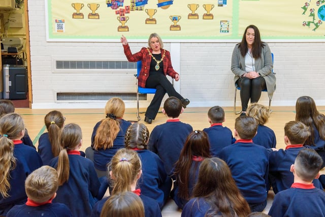 The Mayor, Councillor Sandra Duffy paid a visit to St Oliver Plunkett PS in Strathfoyle as part of Derry City and Strabane District Council’s  Local Democracy Week where she was joined by Councillor Rachal Ferguson and pupils from Primary 7. Following a series of questions and answers the children all tried the Mayoral Chain on. Picture Martin McKeown. 23.11.2:.