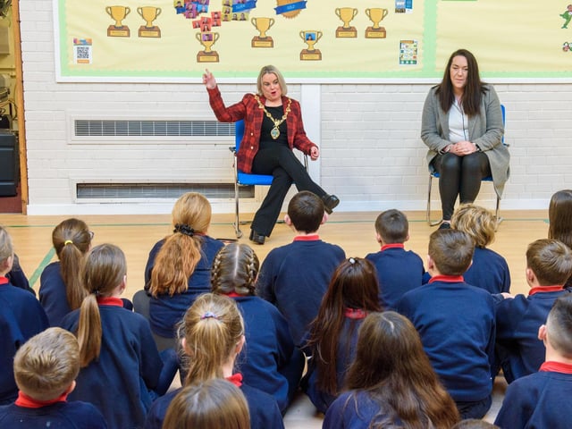 The Mayor, Councillor Sandra Duffy paid a visit to St Oliver Plunkett PS in Strathfoyle as part of Derry City and Strabane District Council’s  Local Democracy Week where she was joined by Councillor Rachal Ferguson and pupils from Primary 7. Following a series of questions and answers the children all tried the Mayoral Chain on. Picture Martin McKeown. 23.11.2:.
