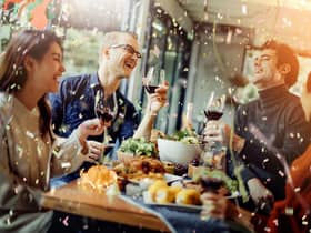 Aim for a dinner party with no more than six guests according to survey (photo: Adobe)