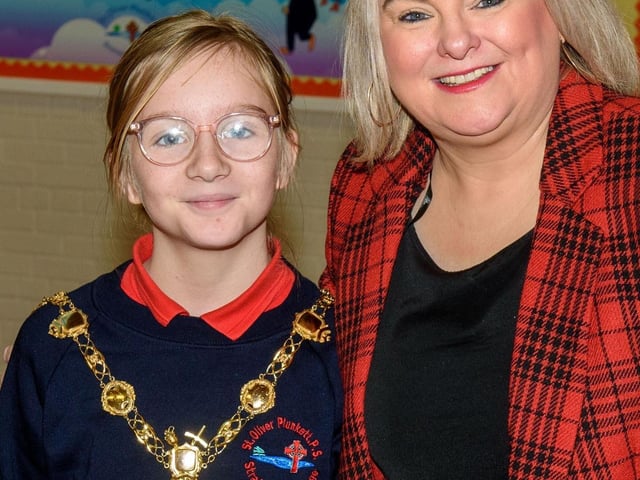 The Mayor, Councillor Sandra Duffy paid a visit to St Oliver Plunkett PS in Strathfoyle as part of Derry City and Strabane District Council’s  Local Democracy Week where she was joined by Councillor Rachal Ferguson and pupils from Primary 7. Following a series of questions and answers the children all tried the Mayoral Chain on. Picture Martin McKeown. 23.11.2:.