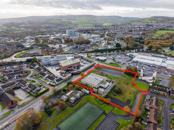 The former Lisnagelvin Leisure Centre in Derry’s Waterside has been placed back on the market with a guide price of £1m.