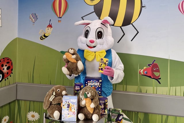 Six great photos as the Easter Bunny makes a surprise visit to the Children’s Ward at Altnagelvin Hospital. Anthony McGonagle kindly donated a selection of Easter eggs for the Children in the ward.
