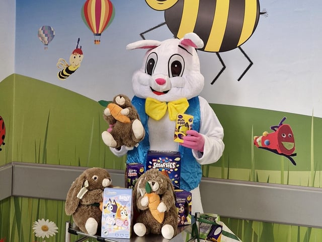 Six great photos as the Easter Bunny makes a surprise visit to the Children’s Ward at Altnagelvin Hospital. Anthony McGonagle kindly donated a selection of Easter eggs for the Children in the ward.
