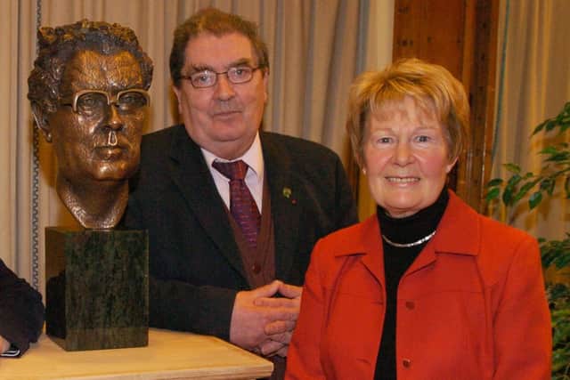 John and Pat Hume with a bronze bust created by Derry sculptor John Sherlock. (1212PG14)