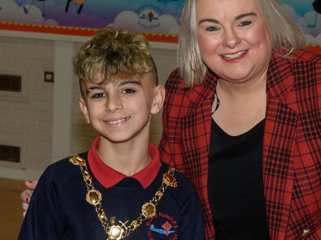 The Mayor, Councillor Sandra Duffy paid a visit to St Oliver Plunkett PS in Strathfoyle as part of Derry City and Strabane District Council’s  Local Democracy Week where she was joined by Councillor Rachal Ferguson and pupils from Primary 7. Following a series of questions and answers the children all tried the Mayoral Chain on. Picture Martin McKeown. 23.11.2:.