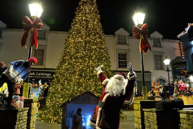 Santa switching on of the Christmas tree lights in Buncrana on Friday evening last. Photo: George Sweeney. DER2247GS – 94
