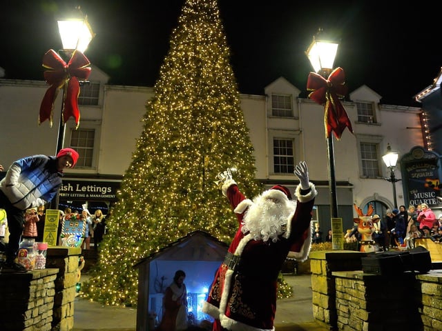 Santa switching on of the Christmas tree lights in Buncrana on Friday evening last. Photo: George Sweeney. DER2247GS – 94