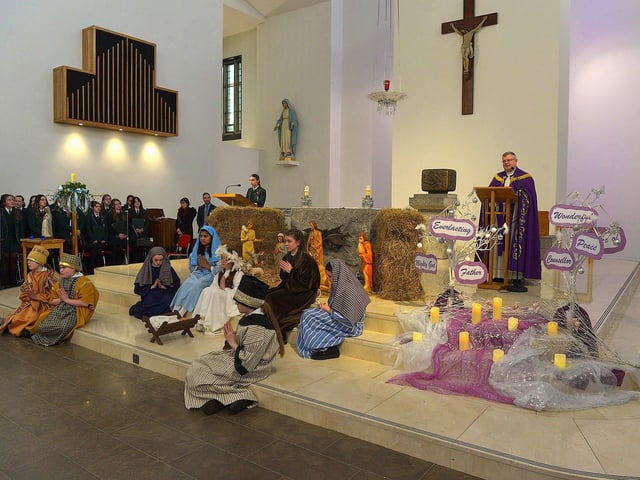 Fr Daniel McFaul PP praying during the St Cecilia’s College Carol Service held in St Mary’s Church, Creggan, on Tuesday afternoon. Photo: George Sweeney. DER2251GS – 06