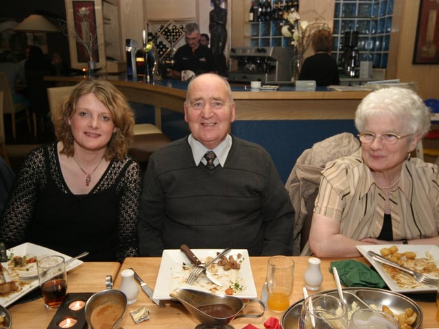 Staff from Foyle Gas enjoy there Christmas Party at the Delocroix.0026/JML : Christmas and New Year Parties 2006.