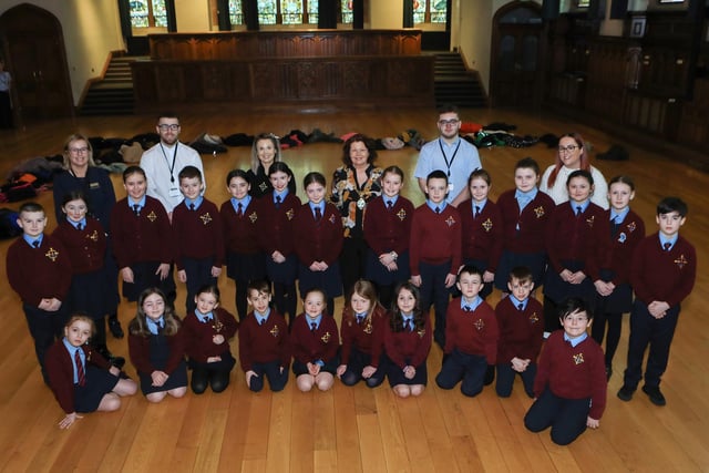 St. Eithne's PS Guildhall visit 3 - Mayor Patricia Logue with pupils from St. Eithne's PS when they visited the Guildhall. Also included are Michelle Porter, teacher, Ciara McBride, classroom assistant, and Guildhall staff.  (Photo - Tom Heaney, nwpresspics)