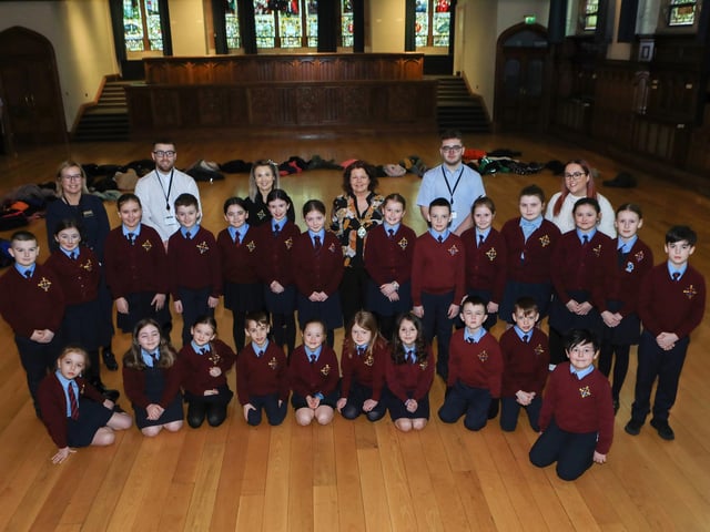 St. Eithne's PS Guildhall visit 3 - Mayor Patricia Logue with pupils from St. Eithne's PS when they visited the Guildhall. Also included are Michelle Porter, teacher, Ciara McBride, classroom assistant, and Guildhall staff. (Photo - Tom Heaney, nwpresspics)