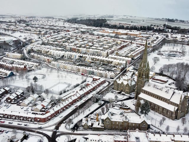 A covering of snow falls across Derry.Photo Lorcan Doherty / PressEye