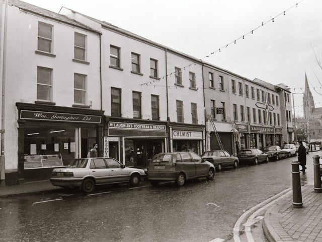 Scenes from around the popular shopping areas of Derry in the run up to Christmas back in 1995.