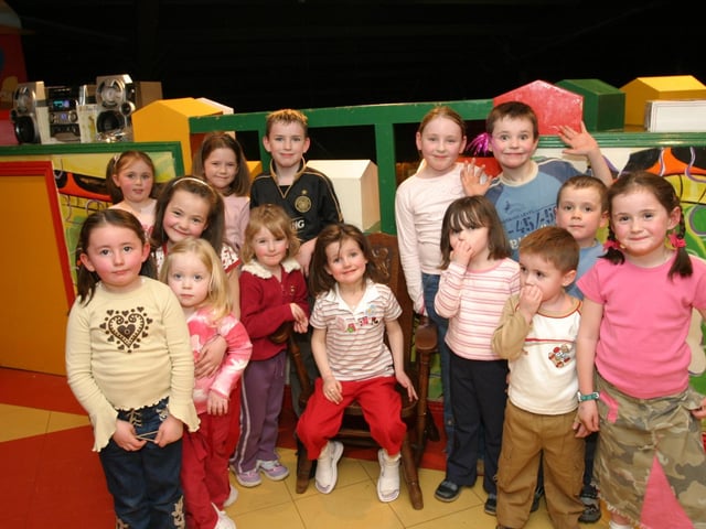 Derry people enjoying parties in 2004:42 great pictures of Derry people partying in 2004