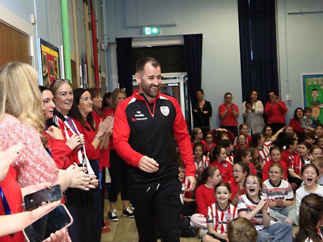 Derry City player Christy Grogan and senior coach Niall McGinn visiting St. Anne’s PS in the run up to their FAI Cup final against Waterford. (Photo - Tom Heaney, nwpresspics)