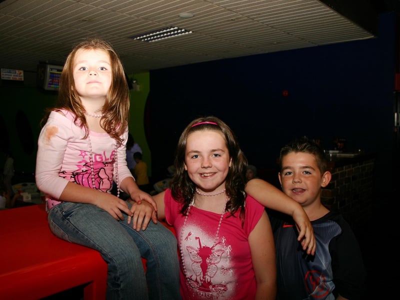 Shannon Doherty with Sister Cody and Brandon at the party. 8407/dd : .