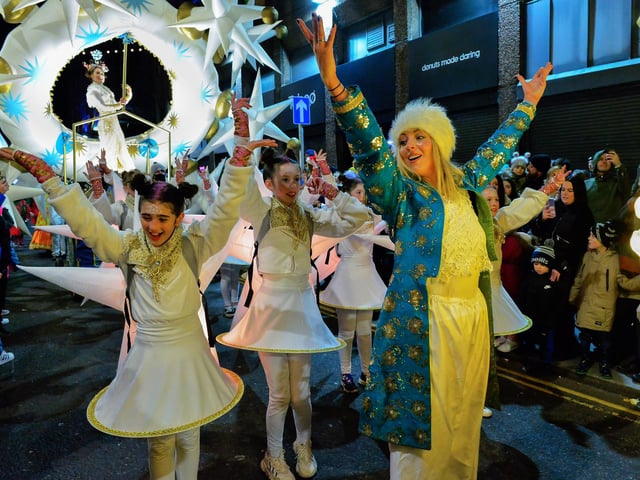 The ‘Stars’ from Studio entertain the attendance at the Derry Christmas Lights parade. Photo: George Sweeney. DER2147GS – 006