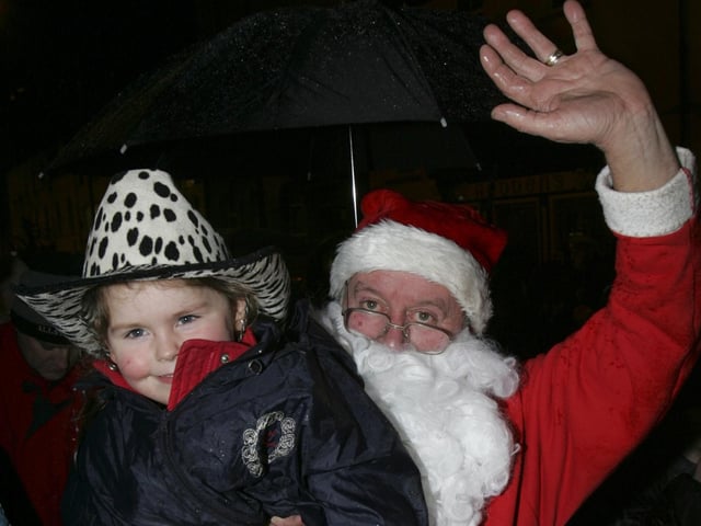 Santa with Caitlin Davenport, from Buncrana. (2911C32)