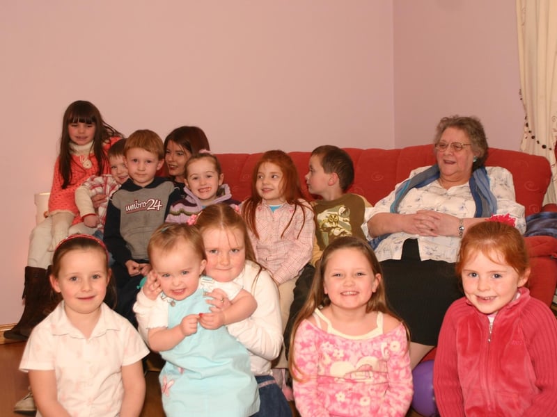 Nicole with her friends and family having a good time at the party. 1033/dd : Nicole's 6th birthday.