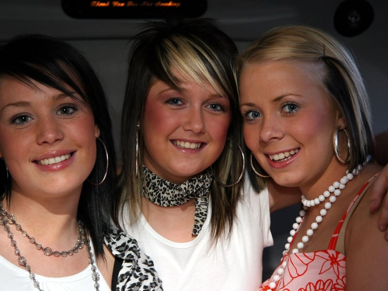 Rhiannon, Laura and Jamie enjoy the birthday celebrations at Sinead's 16th birthday party 0517JML : Parties and celebrations June 2006: Sinead Durnin.