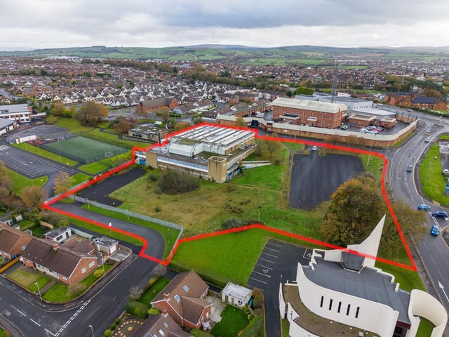 The former Lisnagelvin Leisure Centre in Derry’s Waterside has been placed back on the market with a guide price of £1m.