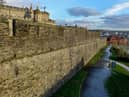Derry Walls overlooking the Fountain area. DER2102GS - 018