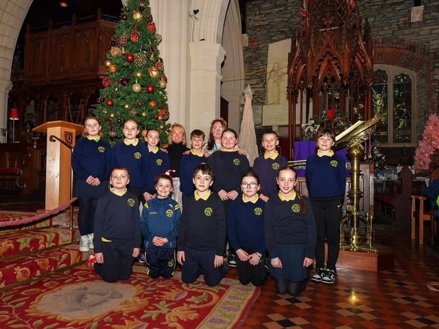 Múinteoir Alicias Rang 7 class at Gaelscoil Éadain Mhóir pictured during a visit to St Columbs Cathedral Christmas Festival.  Photo: George Sweeney