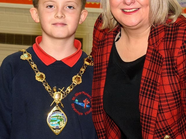 The Mayor, Councillor Sandra Duffy paid a visit to St Oliver Plunkett PS in Strathfoyle as part of Derry City and Strabane District Council’s  Local Democracy Week where she was joined by Councillor Rachal Ferguson and pupils from Primary 7. Following a series of questions and answers the children all tried the Mayoral Chain on. Picture Martin McKeown. 23.11.2:.