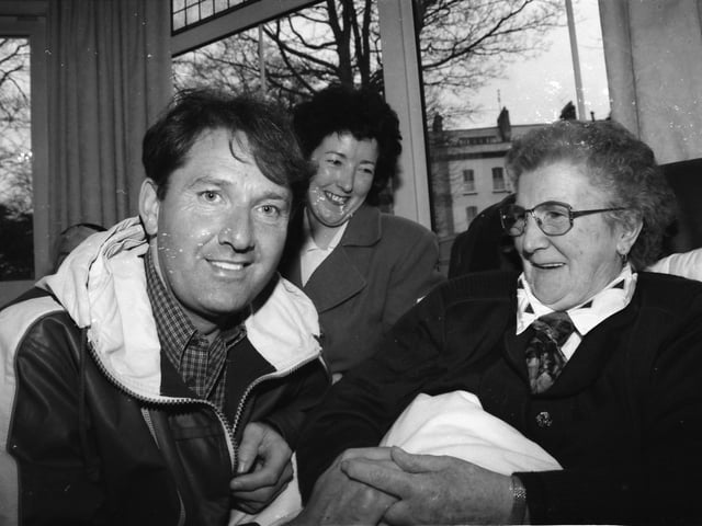 Daniel O'Donnell meets Frances Monagle and her daughter Teresa Wood when he visited Edenballymore Lodge.