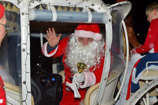 Santa arrives at the Creggan Community Collective, Cromore Gardens, on Friday evening last. DER2249GS – 27