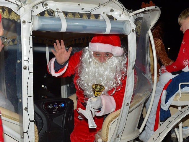 Santa arrives at the Creggan Community Collective, Cromore Gardens, on Friday evening last. DER2249GS – 27