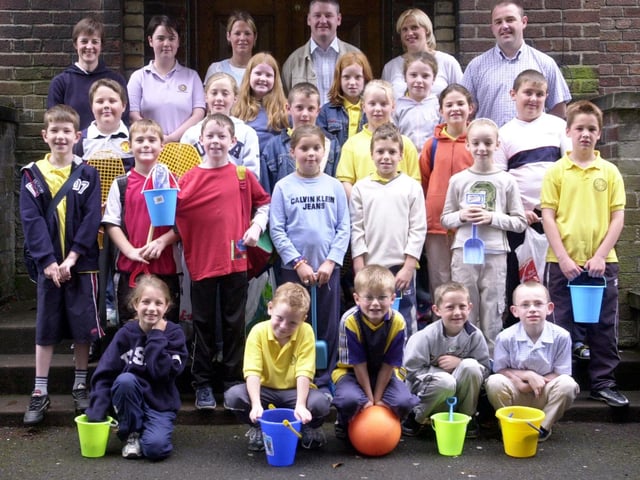 Model Primary School Summer Scheme heading off to Culdaff beach. Included are class teachers Sarah Polley, Fiona Brown, Fiona McLaughlin, Ruairi Morrison, Julie O'Loughlin and Michael Bradley. (2207C04)