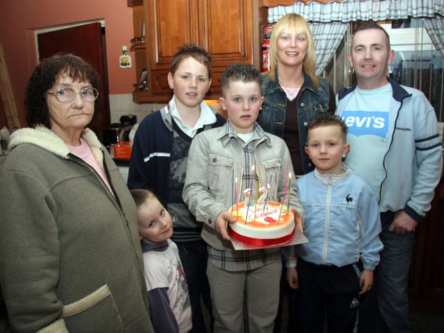 Michael gets ready to blow out the candles on his cake with mum Angela, dad Mickey, granny Kenned, brothers and friend 0054JML : Parties and nights out in Derry and Donegal in February 2006.