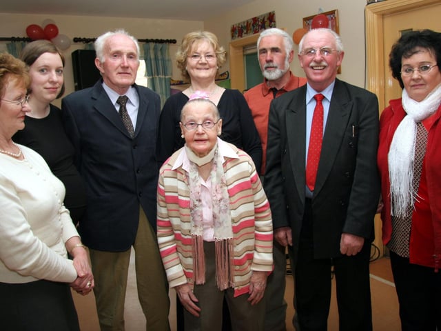 Nellie surrounded by family members, Francis, Marie, Charlie, Helen, Packie, Morris and Bridie on the occasion of her 90th birthday 0207JML : Parties and celebrations across Derry in May 2006.