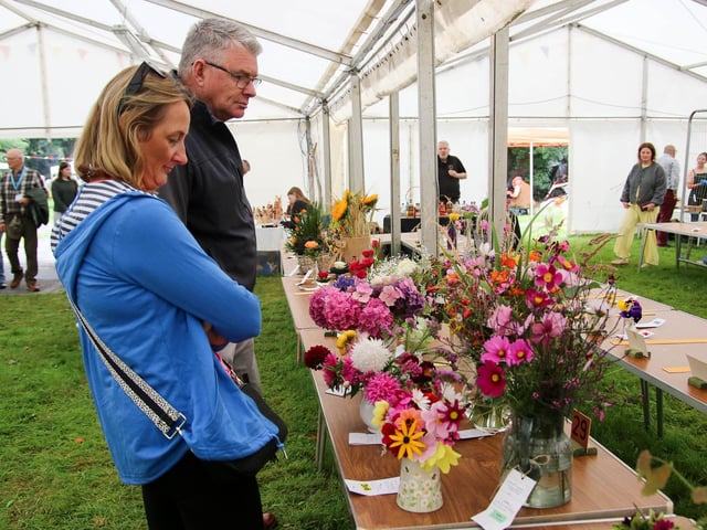 Admiring the beautiful flowers at the show. (Photo - Deirdre Heaney, nwpresspics)