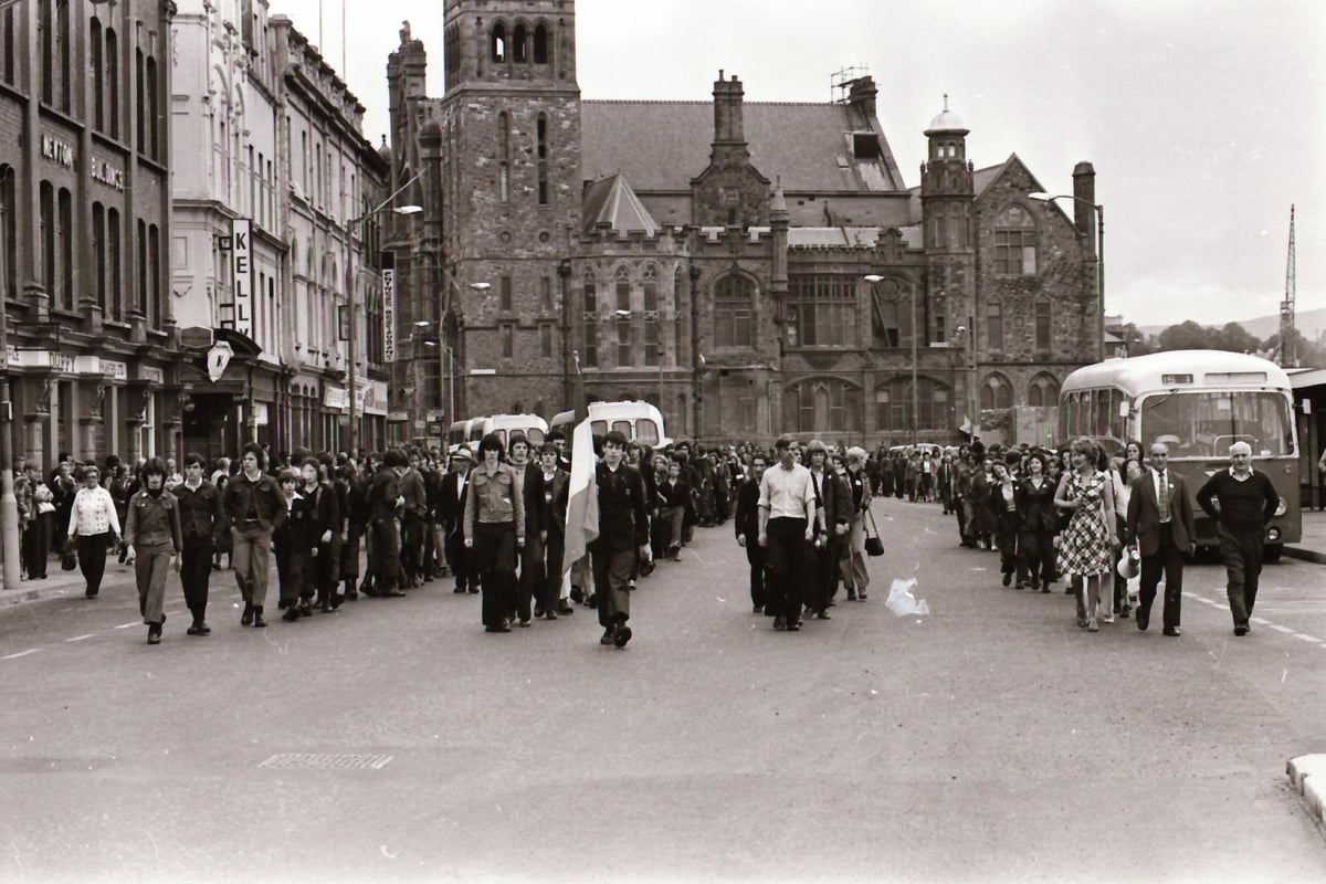 27 original photos from anti-internment rallies in Derry during the Troubles back in August 1975